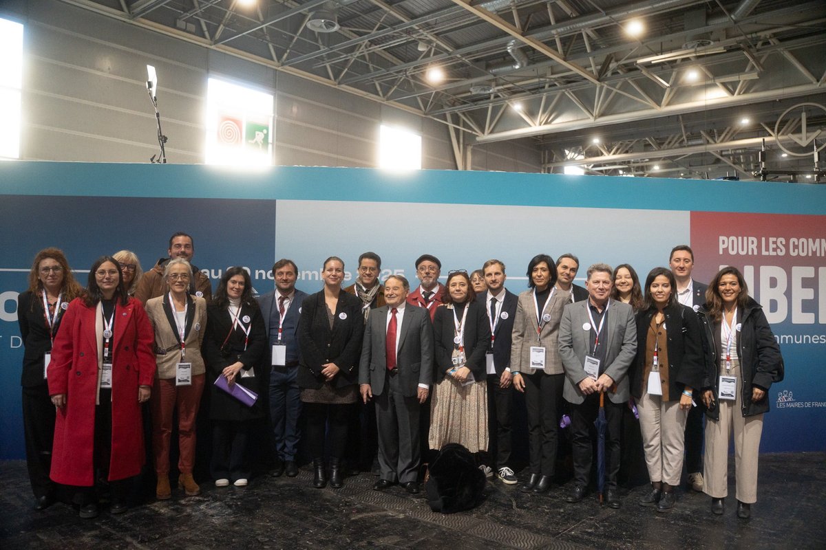 NadiaBelaouni's tweet image. Au Congrès des Maires avec @MathildePanot et les élu·es #LFI.

📉 Les communes s’asphyxient
📈 Les besoins explosent
❌ Mais l’État coupe encore : -7,6Mds (#Lecornu2)

Les territoires en ont ras-le-bol :
🎤 Flattés au micro
💸 Frappés au budget

On veut des moyens pour :
🏫…