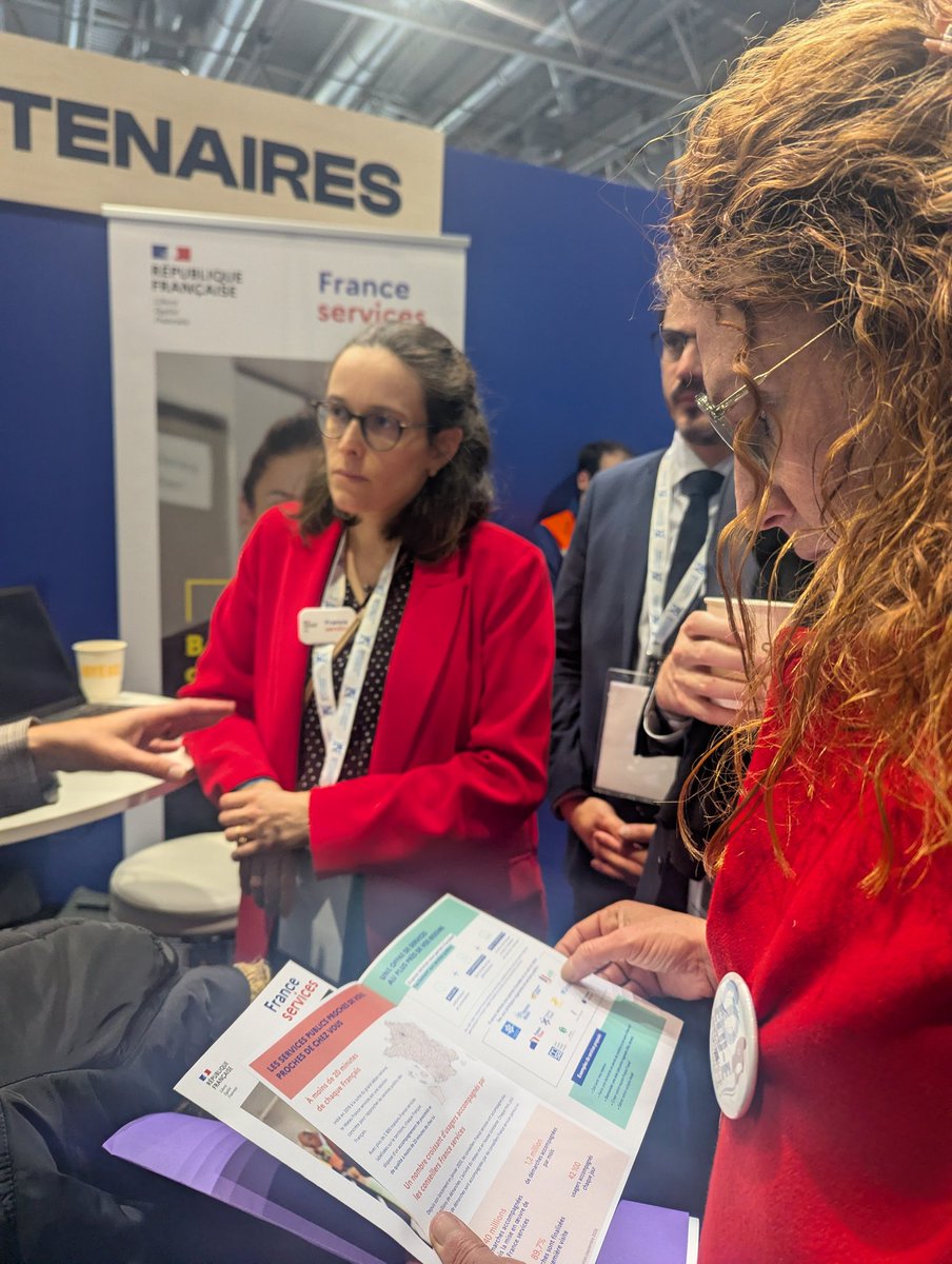 NadiaBelaouni's tweet image. Au Congrès des Maires avec @MathildePanot et les élu·es #LFI.

📉 Les communes s’asphyxient
📈 Les besoins explosent
❌ Mais l’État coupe encore : -7,6Mds (#Lecornu2)

Les territoires en ont ras-le-bol :
🎤 Flattés au micro
💸 Frappés au budget

On veut des moyens pour :
🏫…