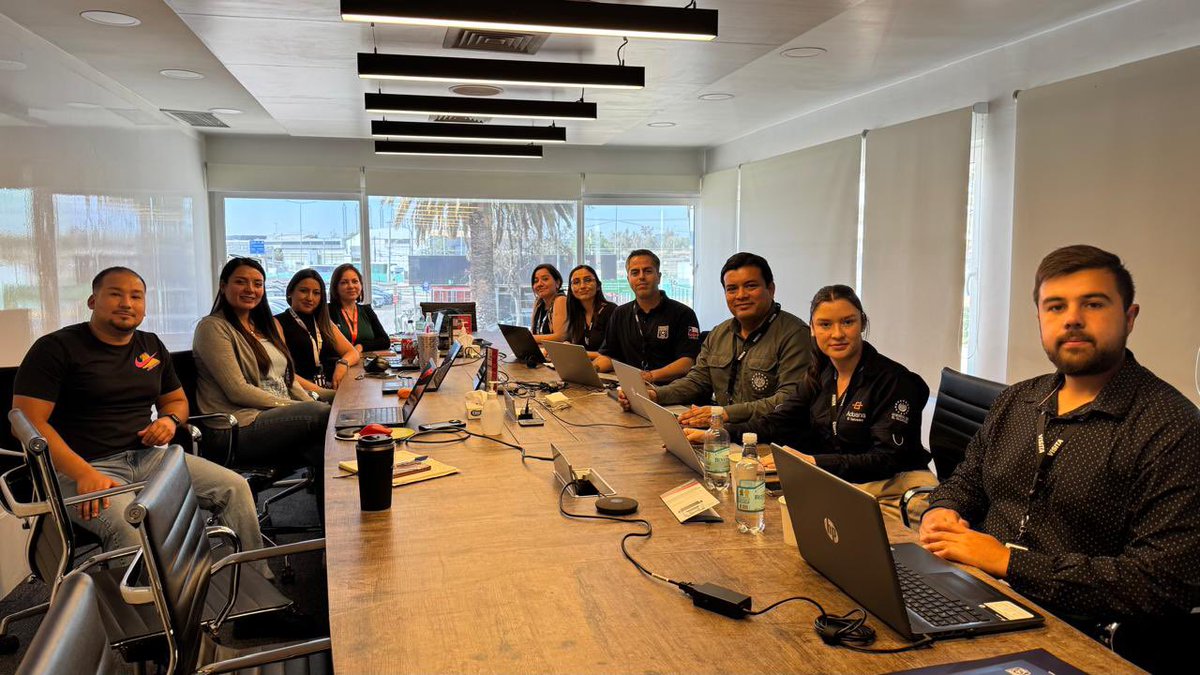 BenjaminMayo_SV's tweet photo. 🇸🇻🤝🇨🇱 El Salvador sigue dando pasos firmes hacia una aduana más moderna y confiable.

Desarrollamos una visita de validación conjunta con Aduanas de Chile, como parte del proceso para incorporarnos al Acuerdo de Reconocimiento Mutuo OEA en las Américas, fortaleciendo la seguridad y competitividad del comercio exterior.

Agradezco a la Directora Alejandra Arriaza y al equipo de @AduanaCL por el caluroso recibimiento y el apoyo técnico brindado.

Avanzamos hacia una aduana de clase mundial. 🌎📦🇸🇻