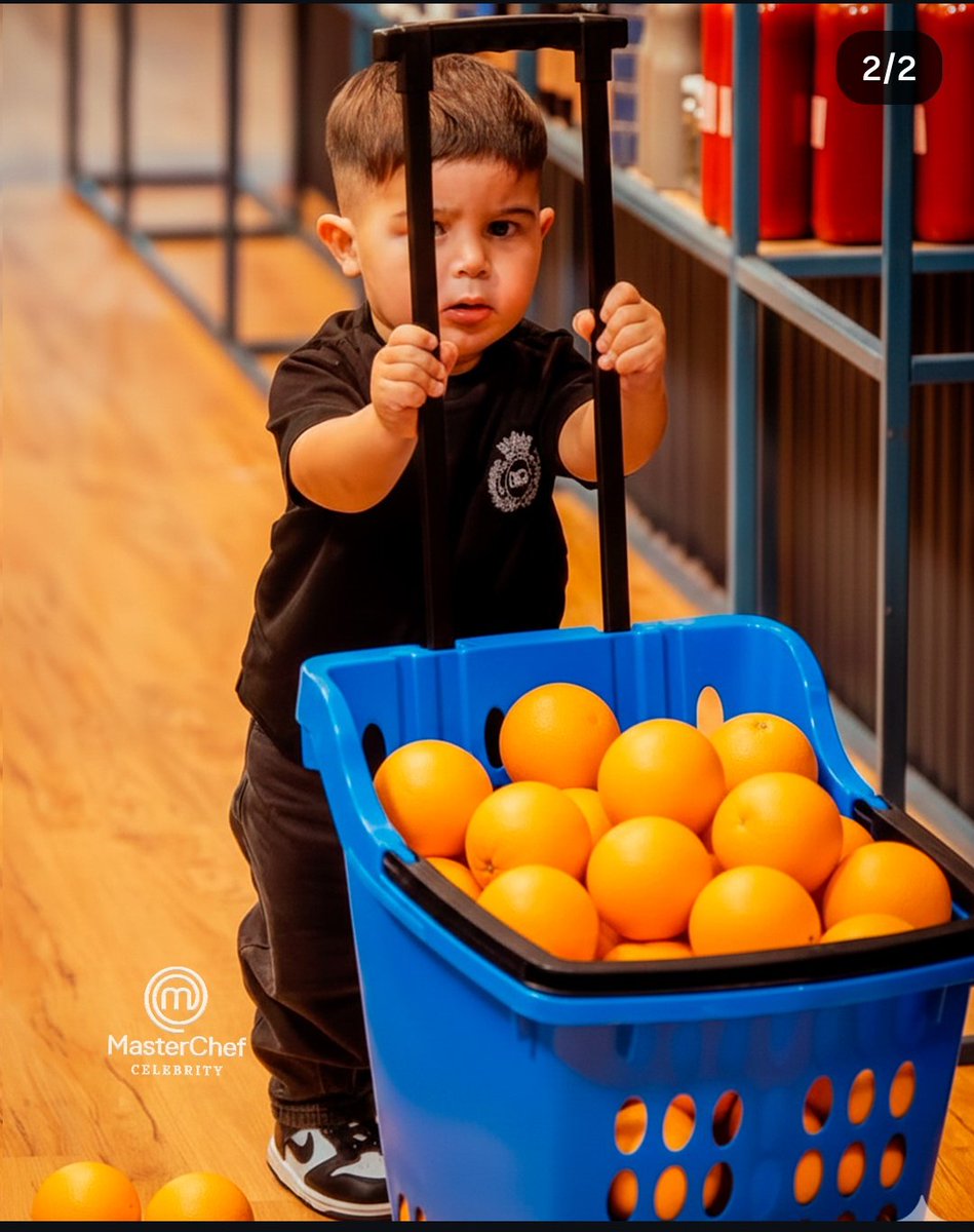 Analia050798's tweet image. Benja y las naranjas 😍 #MasterChefCelebrityArgentina 
#MasterChef