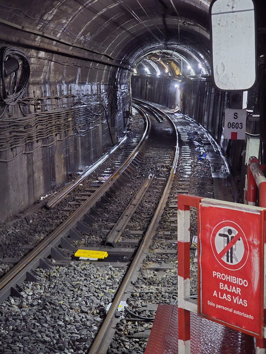 Arferosz's tweet image. La desidia es total. El olor a cloaca de la estacion #Pueyrredon del @basubte @Emova_arg es terrible.
Viene de un caño de residuos cloacales roto que baña el túnel y las formaciones. Un foco de infecciones perfecto, mas ahora que llega el verano. @BASalud deberían intervenir.