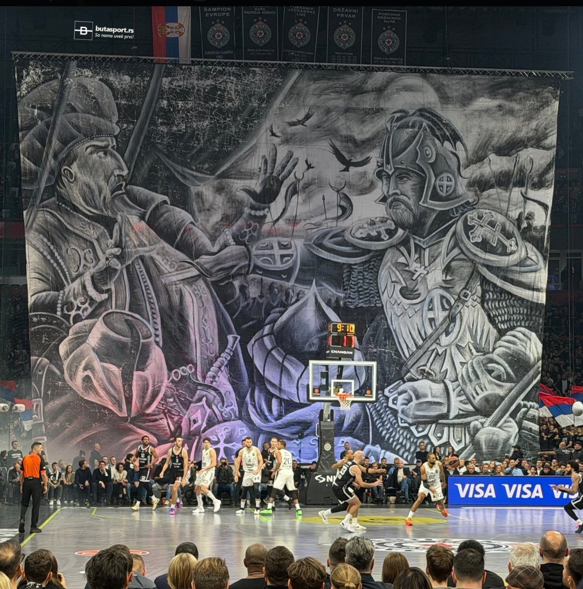 bpthaber's tweet image. Partizan taraftarları, Fenerbahçe maçında Sultan Murad&apos;ın bıçaklandığı anın pankartını açtı.