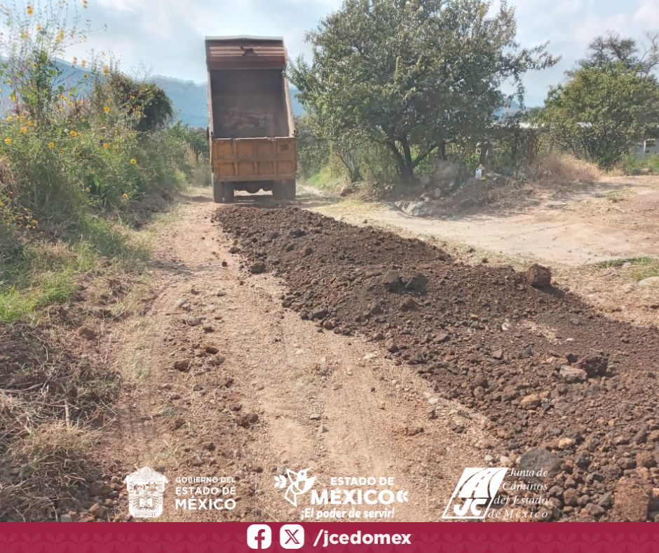 jcedomex's tweet image. 🚜🌱 En Salitre de Tenayac – El Molino – El Río, en #Temascaltepec, avanzamos con el Programa Sustentable de Acarreo de Material y Revestimiento de Caminos Saca Cosechas.
Acciones que fortalecen al campo mexiquense. 🚧🥑🌲 #ElPoderDeServir #CaminosSacaCosechas