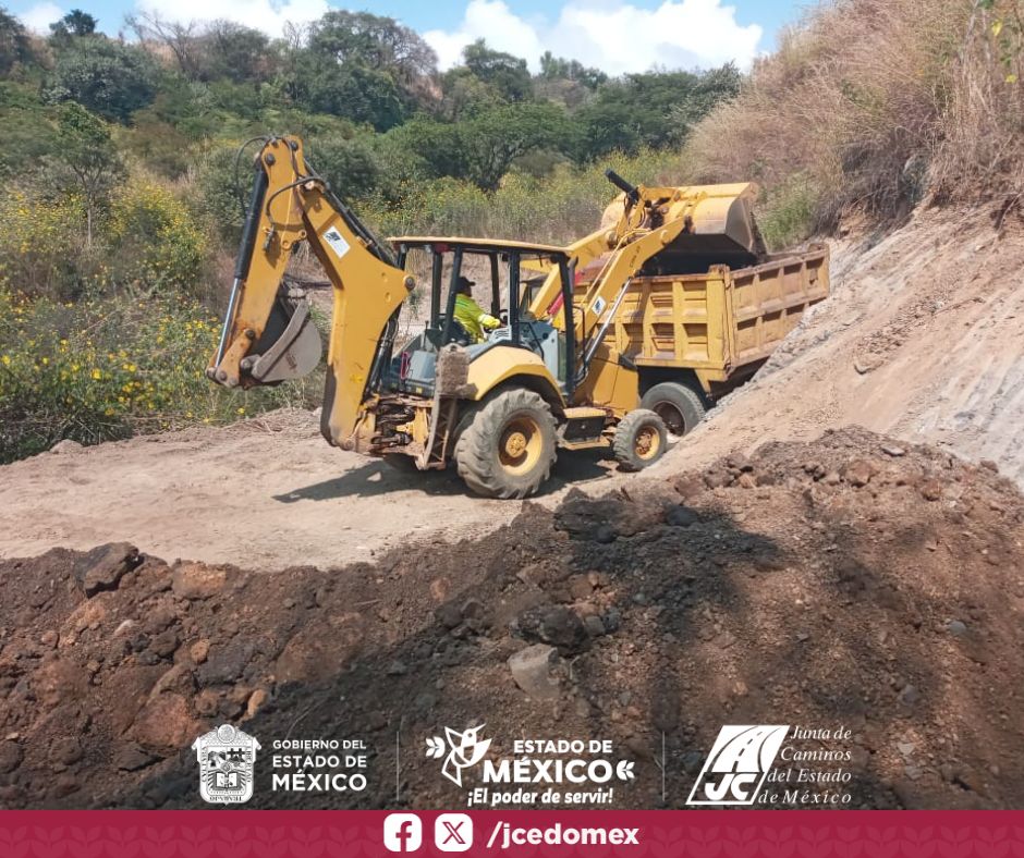 jcedomex's tweet image. 🚜🌱 En Salitre de Tenayac – El Molino – El Río, en #Temascaltepec, avanzamos con el Programa Sustentable de Acarreo de Material y Revestimiento de Caminos Saca Cosechas.
Acciones que fortalecen al campo mexiquense. 🚧🥑🌲 #ElPoderDeServir #CaminosSacaCosechas