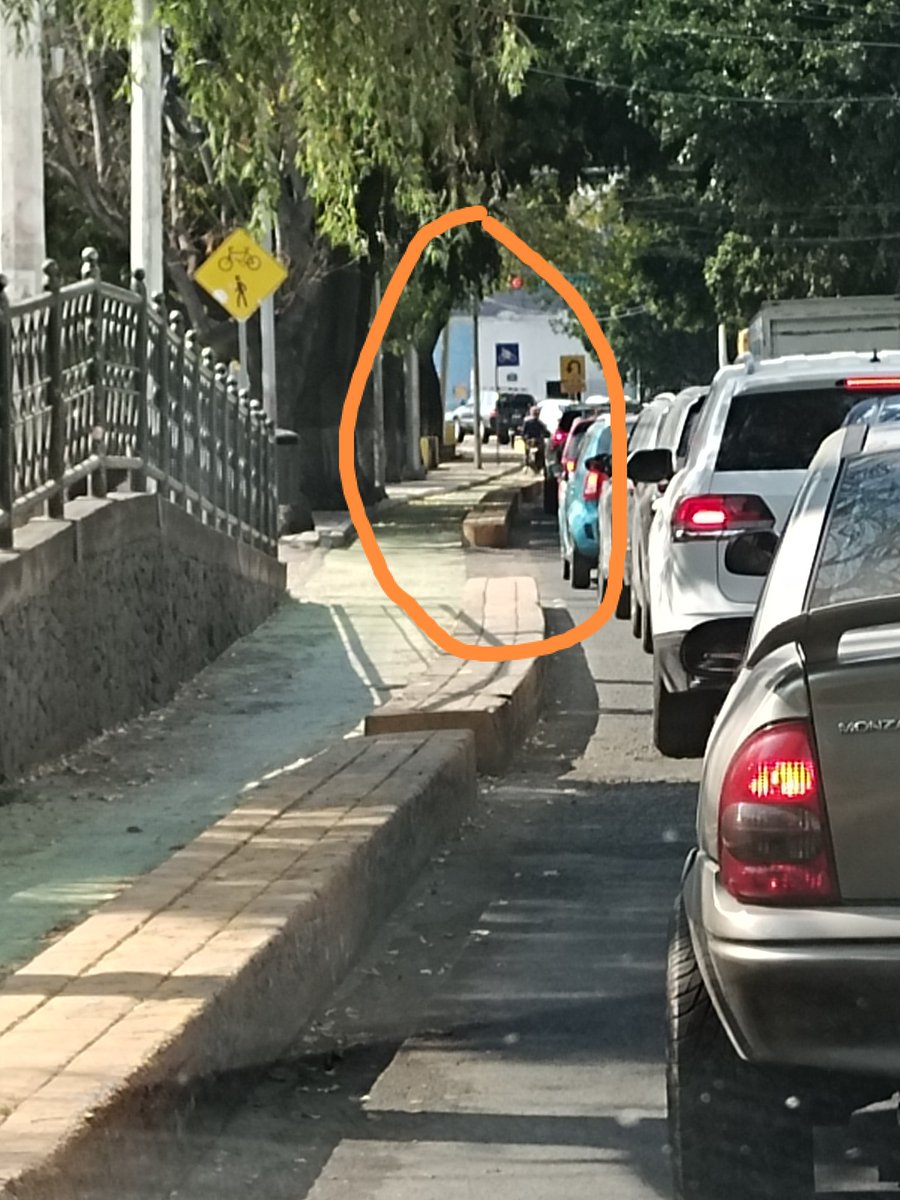 Rayas10Maria's tweet image. Querétaro 
Captamos al motociclista invadiendo el carril de ciclistas. Estos hechos ocurren sobre Av. Universidad . Mi estimado amigo FELIFER vamos a poner en orden y en regla a los motociclistas por favor.
@FeliFerMacias