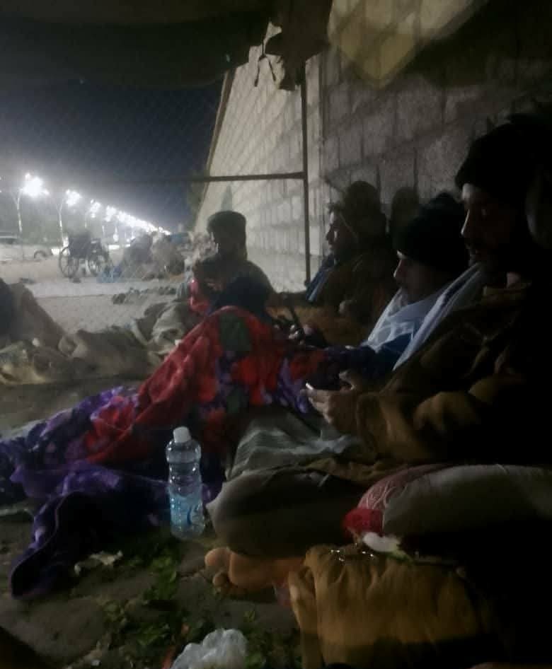 الأمن لم يسمح للجرحى يعملون لهم خيام ولا حتى فرش
يريدونهم يموتون في ذا البرد على البلاط والأرصفة 

 عيب والله عيب