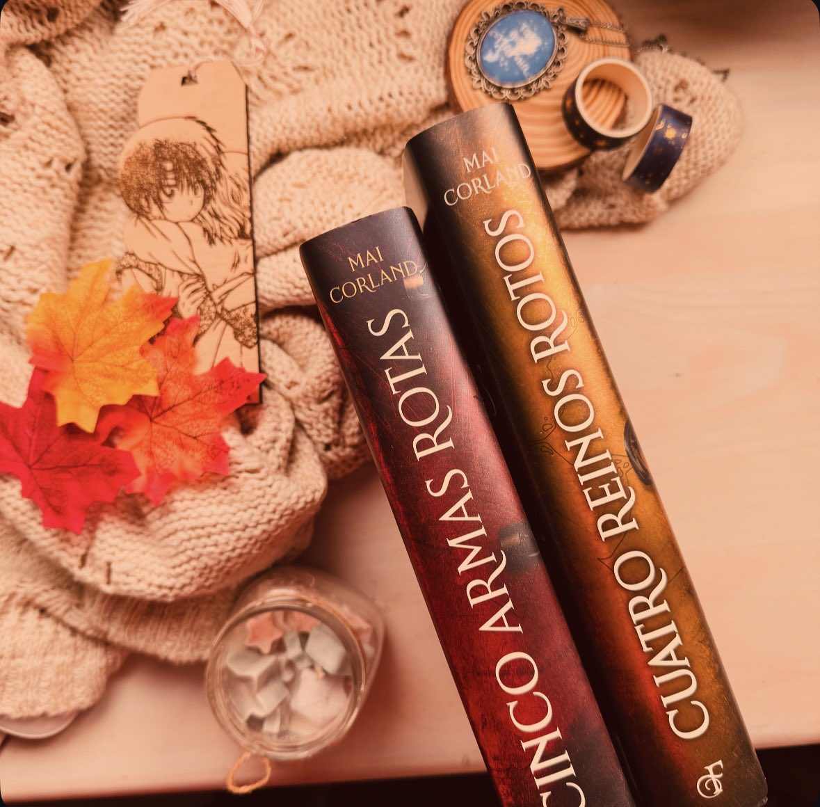 FiebreLectora's tweet image. Found family, asesinos con una misión, traiciones… ✨

Reseña: fiebrelectora.blogspot.com/2025/11/resena…