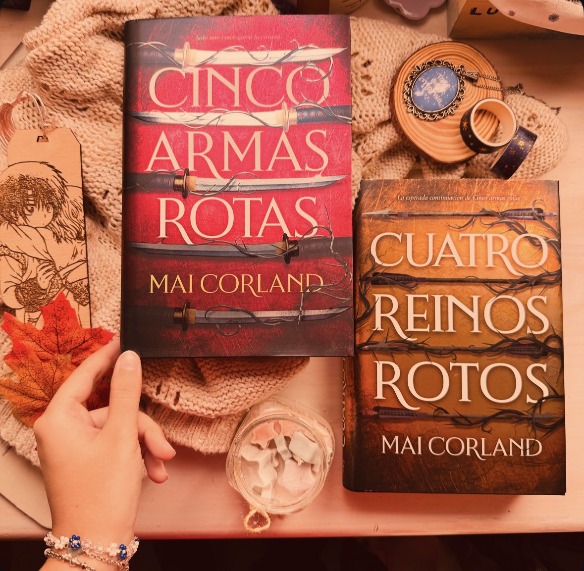 FiebreLectora's tweet image. Found family, asesinos con una misión, traiciones… ✨

Reseña: fiebrelectora.blogspot.com/2025/11/resena…