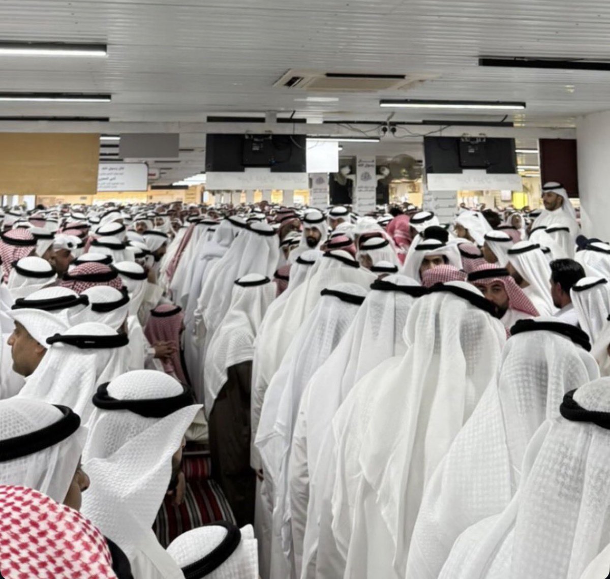 أيامٌ ثقيلة جدا ...
نسلِّمها لله، على رجاءِ نورٍ يشرق بسكينة 🕊

أكثر ما يحتاجه الذي فقد عزيز عليه أن يعود لرؤية الأيام والشعور بها، يحتاج للأحداث والأحاديث، لأن مرارة هائلة تحاول خطفه من حركة الأيام، شعور أن كل شيء انتهى يغمره وأن ما من شيء هناك له الجدوى ومنه المعنى، فلا تثقلوا