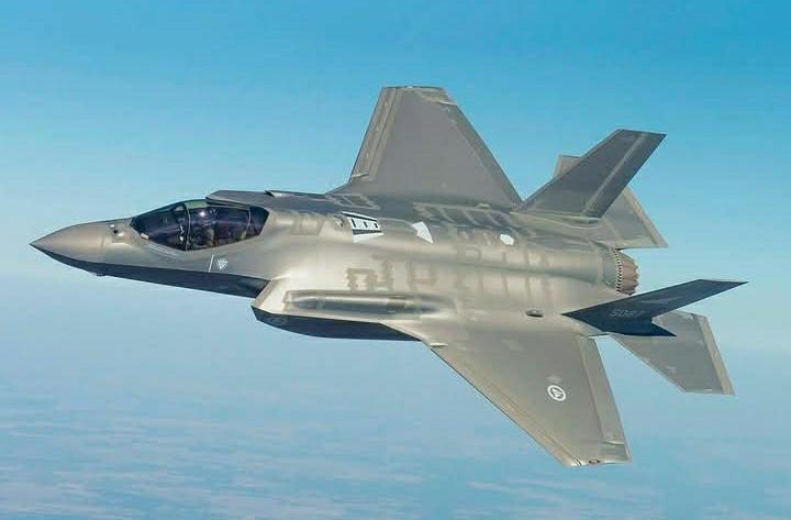 مبروك #للسعوديه 🇸🇦 على هذه الطائرة
من مميزات هذه #الطائرة :👇
١- لاتباع إلا للمطبعين مع الكـيان الصهيوني

٢- لاتستطيع اطلاق اي قذائف او صواريخ على عدة دول منها اسرائيل وامريكا لان هذه الأهداف تظهر في شاشة الطيار كأهداف صديقه

٣-لاتقـتل إلا مسلمين فقط

٤- الريموت عند ترامب 😑✋