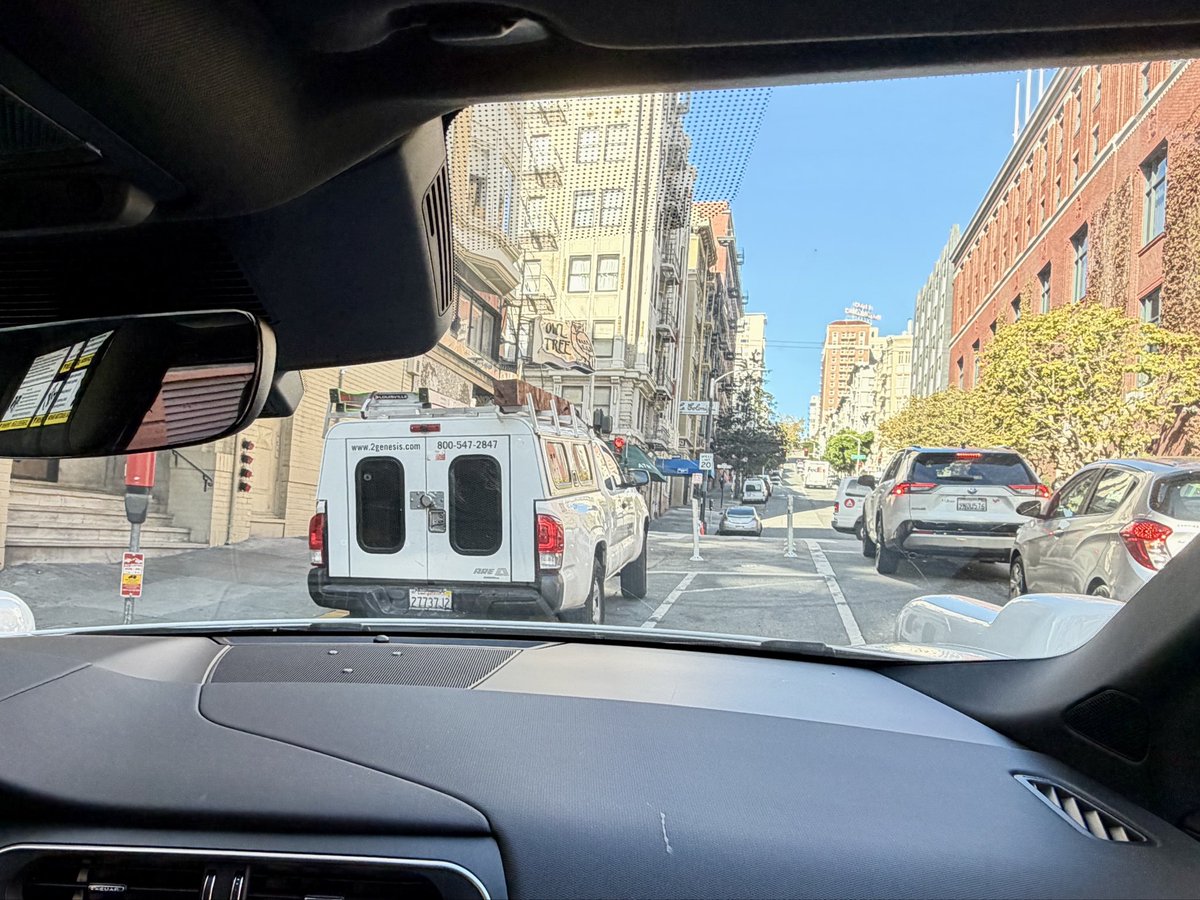 MMVbyShanna's tweet image. When @Waymo thinks there’s a lane to pull into when there isn’t. What are you doing here? 🧐#SanFrancisco #robotcar #waymo
