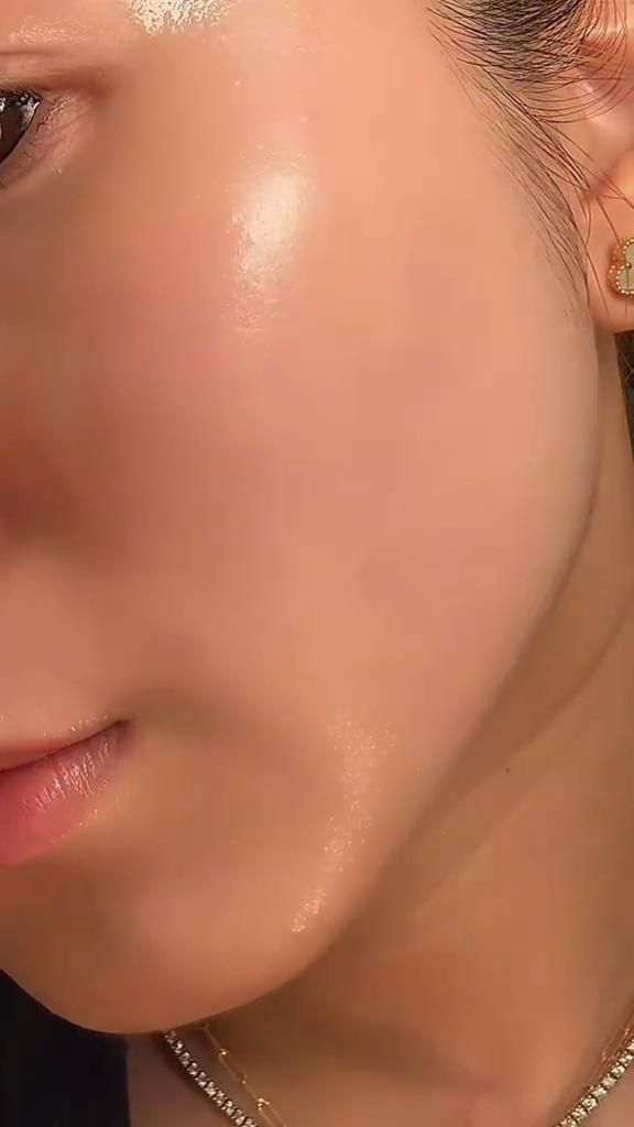 هذا الكريم الغني عن التعريف يجنن، يعطي نضارة ويخليك بشرتك قزاززززة يشيل المسام ويخفيها من أول استخدام بتلاحظون الفرق