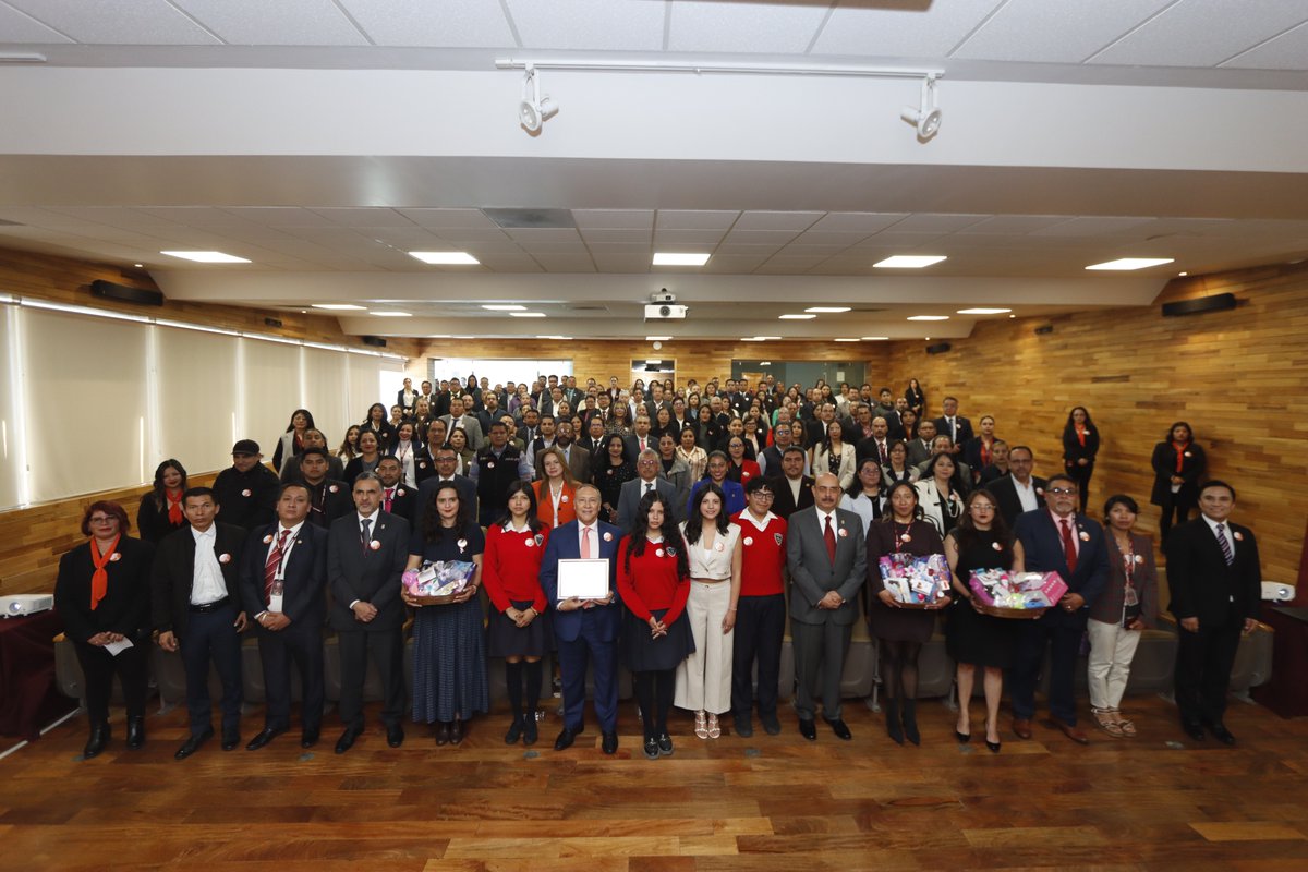 En el #COBAEM seguimos demostrando que la solidaridad se convierte en acción. 🧡
Con el liderazgo del Lic. José Emigdio Escobar Villanueva, entregamos a la <a href="/SeMujeresEdomex/">Secretaría de las Mujeres</a> los apoyos reunidos con "Manos Solidarias" para acompañar a mujeres en situación de violencia.
#SomosCOBAEM