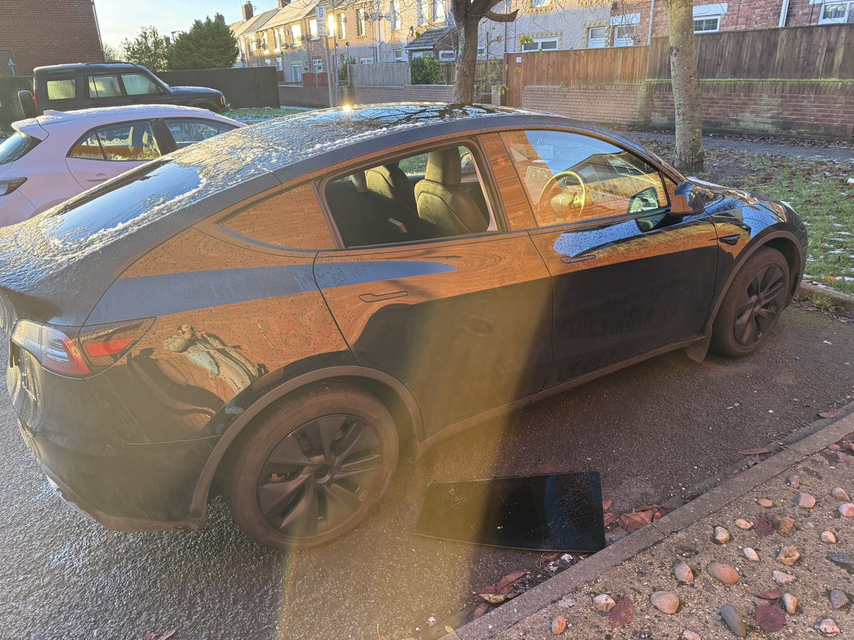 AdaaminBiri's tweet image. 🚨 My Tesla Model Y was broken into last night.
Sentry Mode ON.
Alarm ON.
Parked right next to my house.
Thieves removed the entire rear window as ONE whole piece and left it on the ground.
Tesla recorded NOTHING.
#TeslaFail #SentryMode #TeslaSecurity