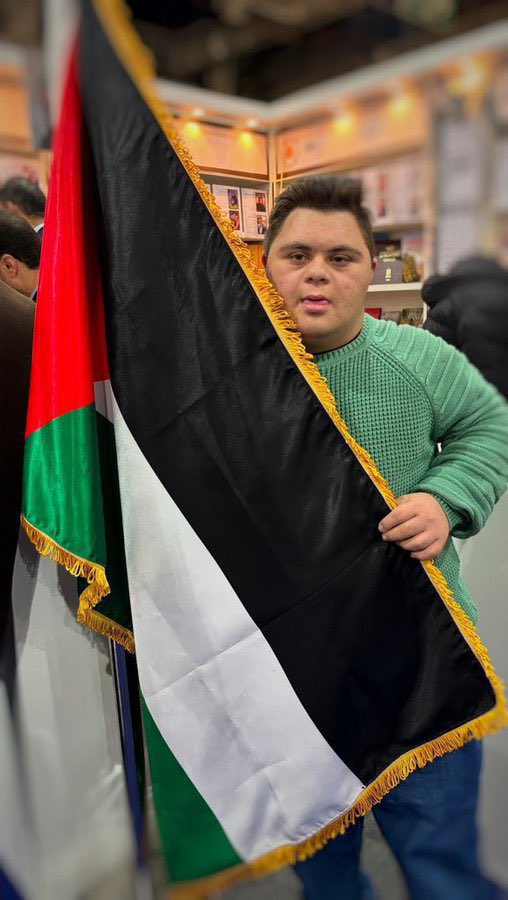 Hosam_hammad0's tweet image. I&apos;m a Palestinian. 

 I&apos;m not a terrorist.  

If u believe me,  PLEASE leave a dot . it&apos;s just a dot .

gofund.me/9b8303d3