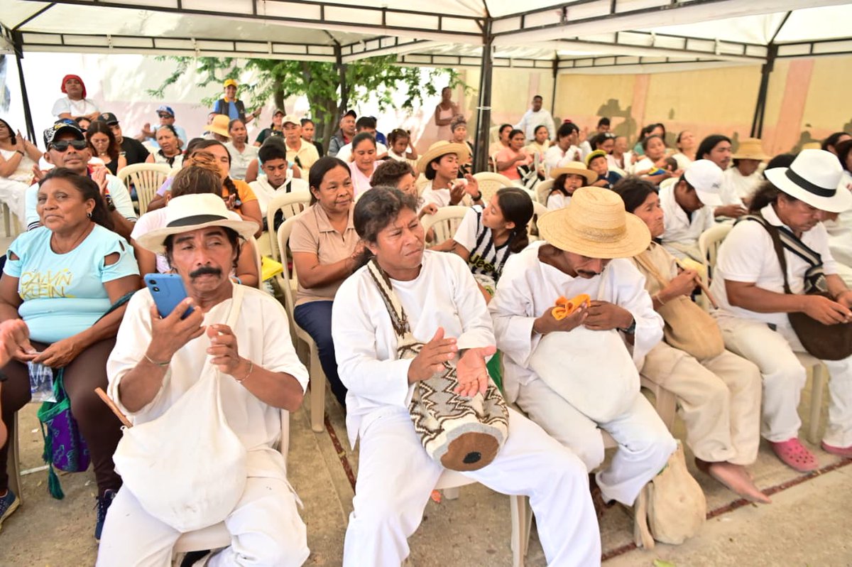 ProsperidadCol's tweet photo. #LaGuajira | Nos reunimos con la comunidad indígena #Wiwa para la entrega de alimentos a 499 familias y 330 rollos de telas blancas en una jornada simbólica que reafirma nuestro compromiso con el bienestar y la dignidad de los territorios de las culturas ancestrales. 🧵 https://t.co/dfvteU5Wkx
