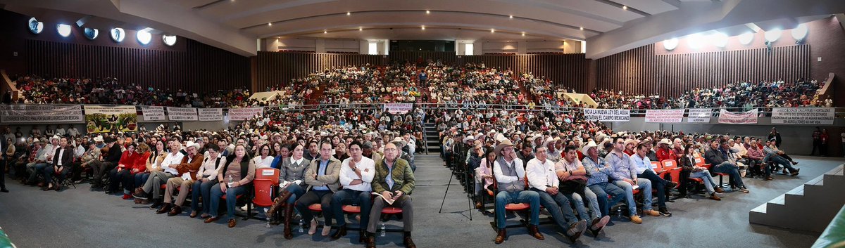 ¡Casi 2 mil personas se reunieron en Dolores Hidalgo, Guanajuato, para analizar la llamada ley de aguas en el foro convocado por el @gppridiputados, que coordina <a href="/rubenmoreiravdz/">Rubén Moreira</a>, a través del diputado guanajuatense <a href="/chinodiputadof1/">Luis Gerardo Sanchez Sanchez</a>!

Desde el PRI respaldamos a los productores,