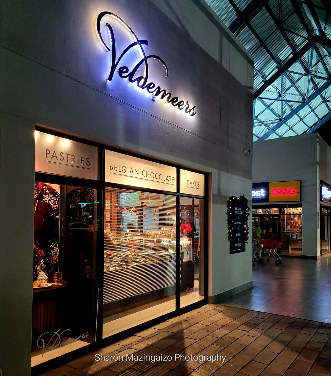 sharonmufaro's tweet image. My first time at Greenfields Retail Centre. The mall was packed, and couldn’t find any parking. The entire retail centre had a festive atmosphere — just happy people and shoppers everywhere.

I was excited to try Smokehouse at Greenfields, but couldn’t find a table. Smokehouse…