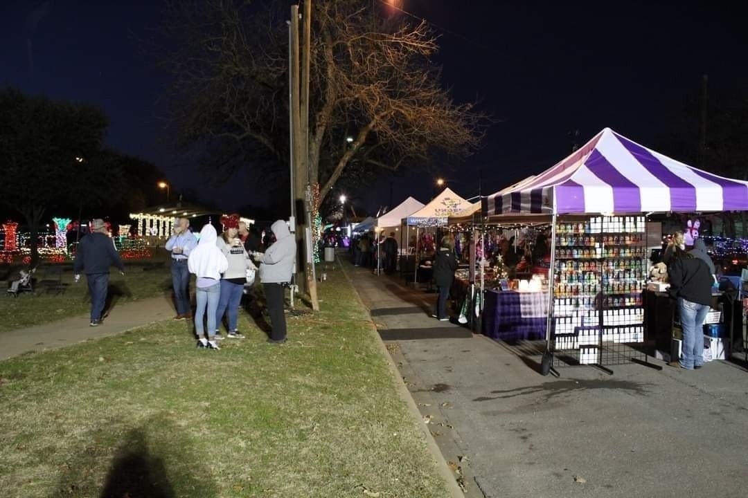 The Whistle Stop Lighting Ceremony is almost here! 🎄 Join the community at Hulen Park on Monday, Nov. 24 to kick off the holiday season. The ceremony begins at 6:30 p.m., followed by the lighting of the park at 7 p.m. Enjoy one of Cleburne’s most magical nights of the year! ✨