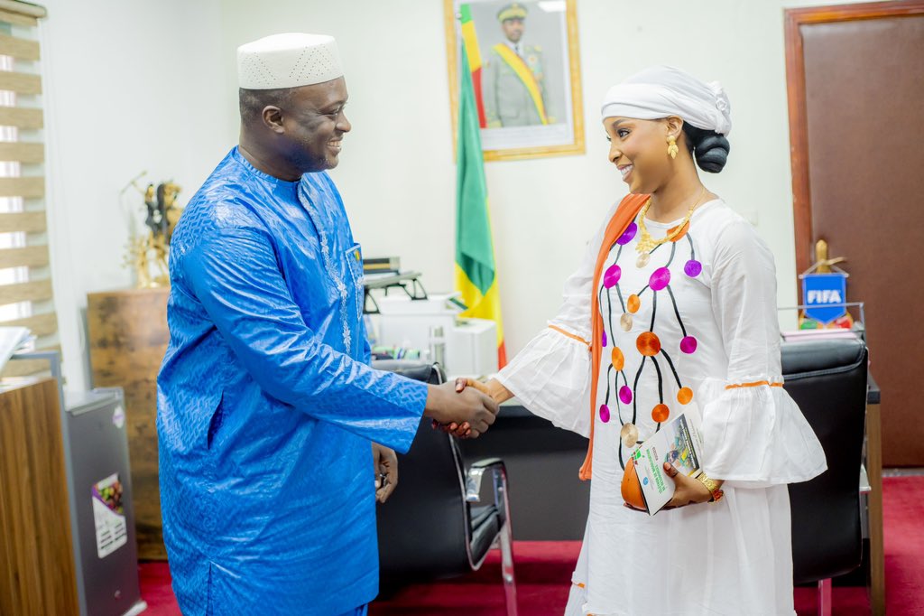 #Mali 
J’ai eu l’immense honneur d’être reçu par notre vaillant Ministre de la jeunesse et des sports, chargé de l’instruction civique et de la construction citoyenne, M. Abdoul Kassim FOMBA, qui, malgré le contexte on ne peut plus particulier, fait bouger les lignes.
#dh
