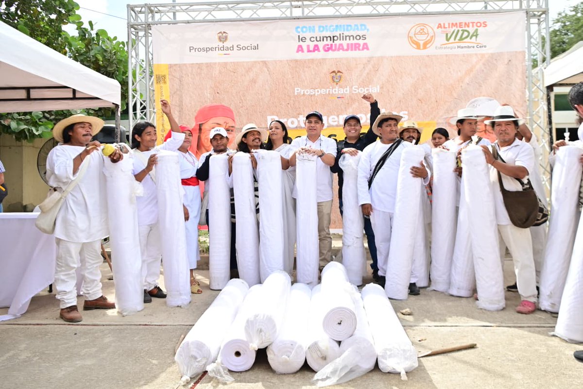 ProsperidadCol's tweet photo. #LaGuajira | Nos reunimos con la comunidad indígena #Wiwa para la entrega de alimentos a 499 familias y 330 rollos de telas blancas en una jornada simbólica que reafirma nuestro compromiso con el bienestar y la dignidad de los territorios de las culturas ancestrales. 🧵 https://t.co/dfvteU5Wkx
