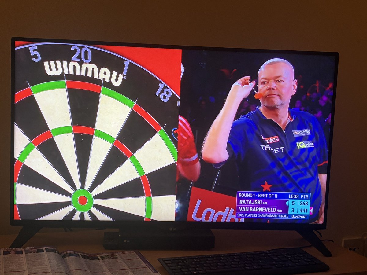 DaleE2T's tweet image. Darts is on doesn’t look good for Ray Barneveld Luke Littler playing soon #darts #PCFinals #itv4