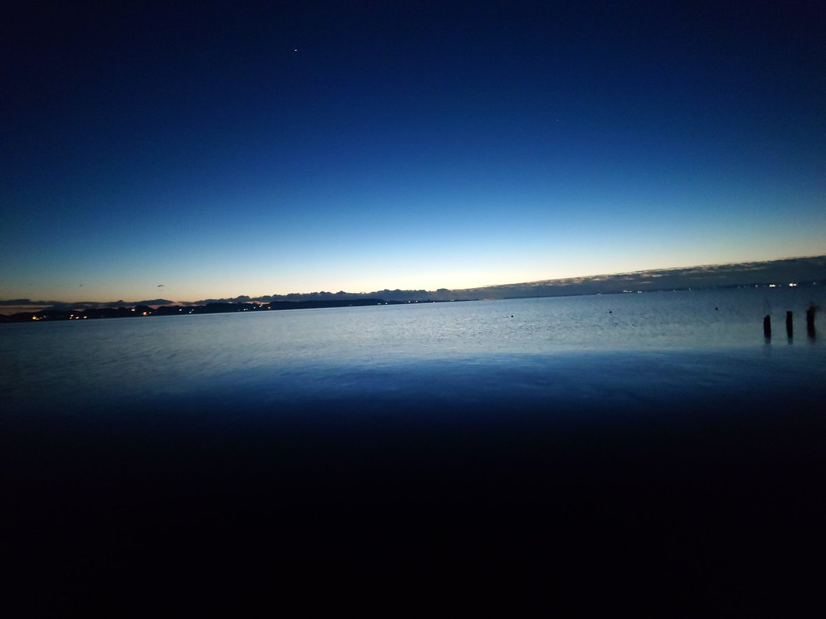 おはようございます☀
霞ヶ浦アサンポ 5:35　外気温4℃

今朝の湖畔は、穏やかな空気に包まれながらも、北からの微かな風がそっと吹き抜け、湖面に繊細な模様を描いています。

今朝も有難い。
すべての生き物が幸せでありますように🙏