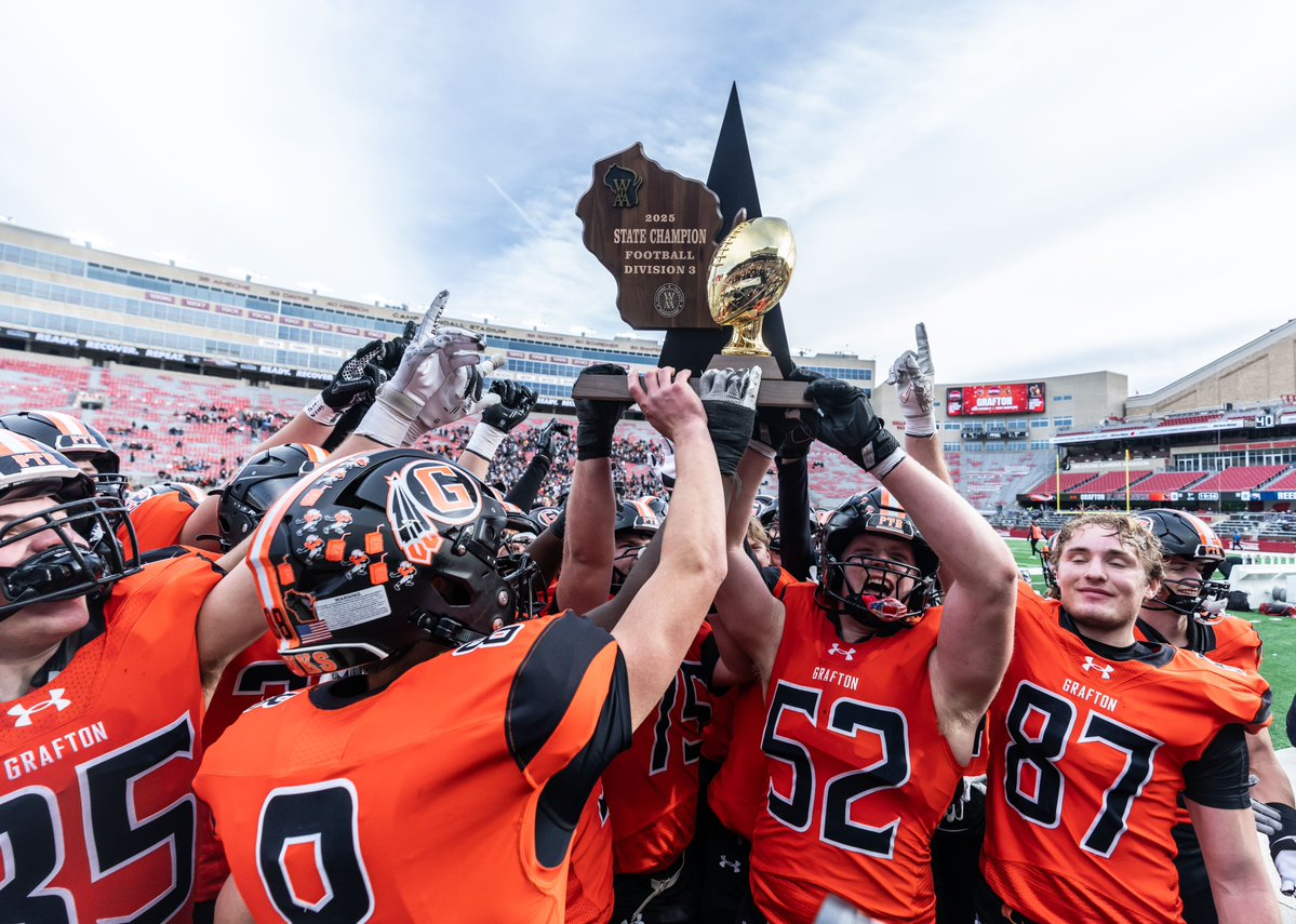 GALLERY: Grafton wins WIAA Division 3 football state championship, 17-15, over Reedsburg jsonline.com/picture-galler… <a href="/GraftonHIHawks/">Grafton Black Hawks</a> <a href="/Grafton_GABC/">Grafton Athletic Booster Club</a> <a href="/GraftonBHFB/">Grafton Black Hawk FB</a> <a href="/Reedsburg_AD/">Aaron May</a> <a href="/RAHSburg/">Reedsburg Area High</a> #hsswi #wisfb <a href="/wiaawistate/">WIAA State Tournaments</a>