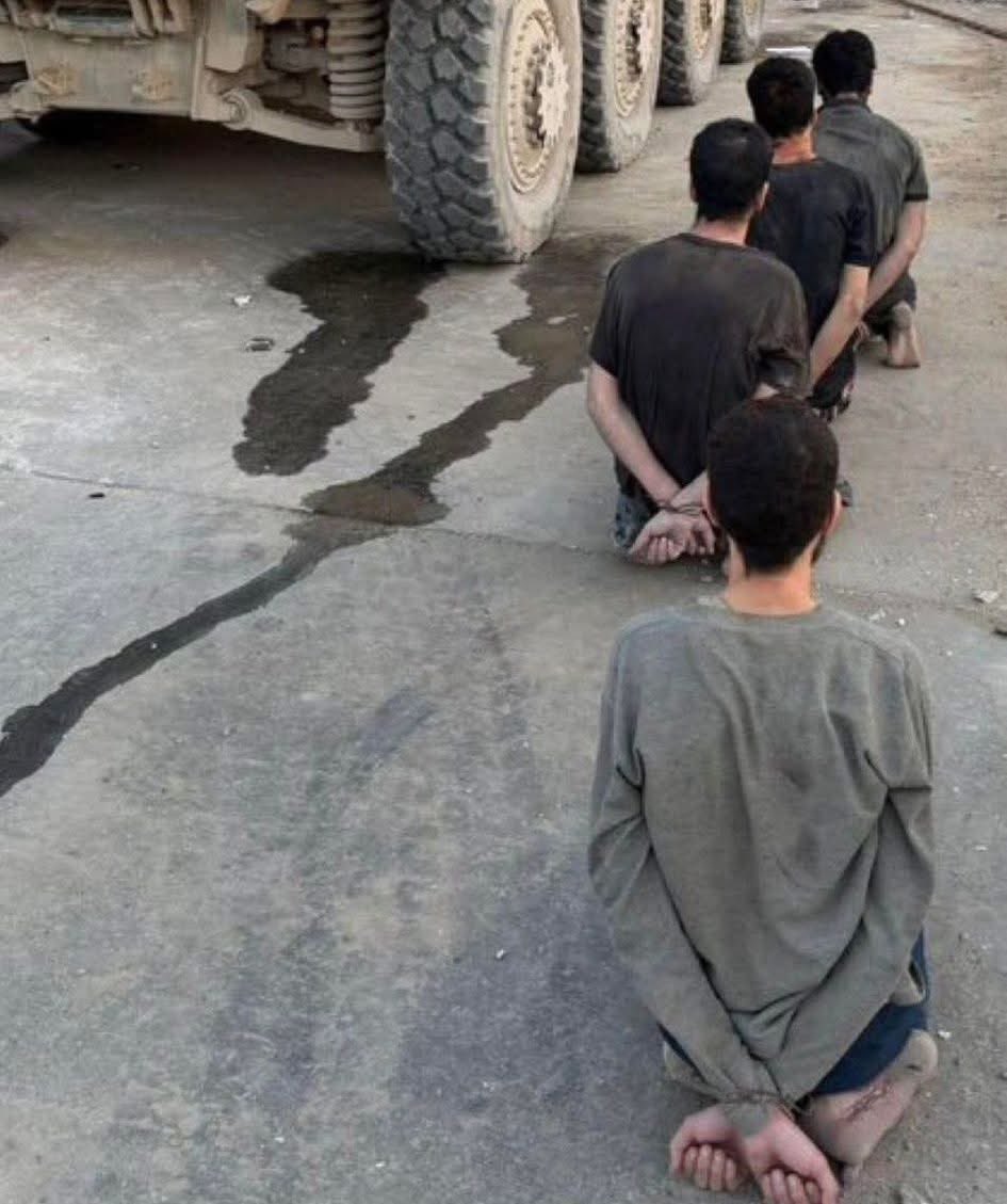 gazanotice's tweet image. 🚨BREAKING: The Israeli army abducted five Palestinian men who had been trapped for months inside a tunnel in Rafah Southern Gaza Strip, cut off, starving, and unaware that a ceasefire had even been declared.

They emerged barefoot, bleeding, their bodies ravaged by hunger after…