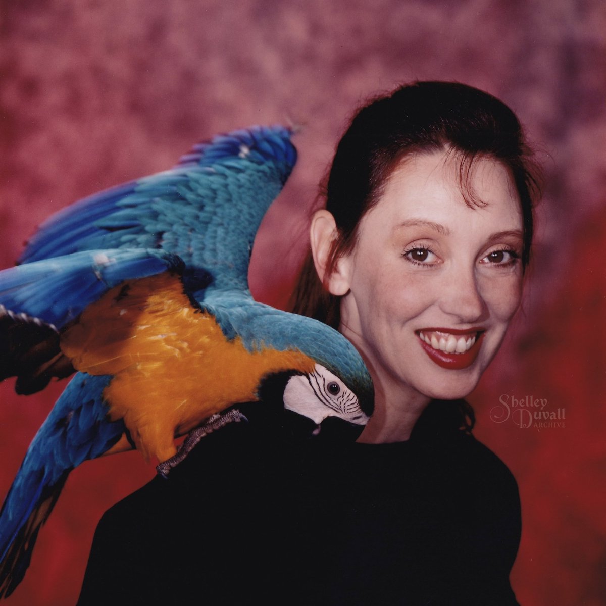 Shelley Duvall with her beloved parrot, Mowgli (1990) 🦜 Photographed by Lynn Houston.