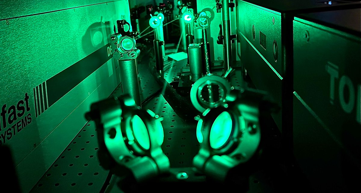 No need to turn on the light with those DPPs around💡

Very #fluorescentfriday
Looking forward to study those beauties with the femtosecond laser in <a href="/GroupGuldi/">Guldi_Group</a> with the one and only <a href="/Gio_Ben_/">Giovanni Beneventi</a>