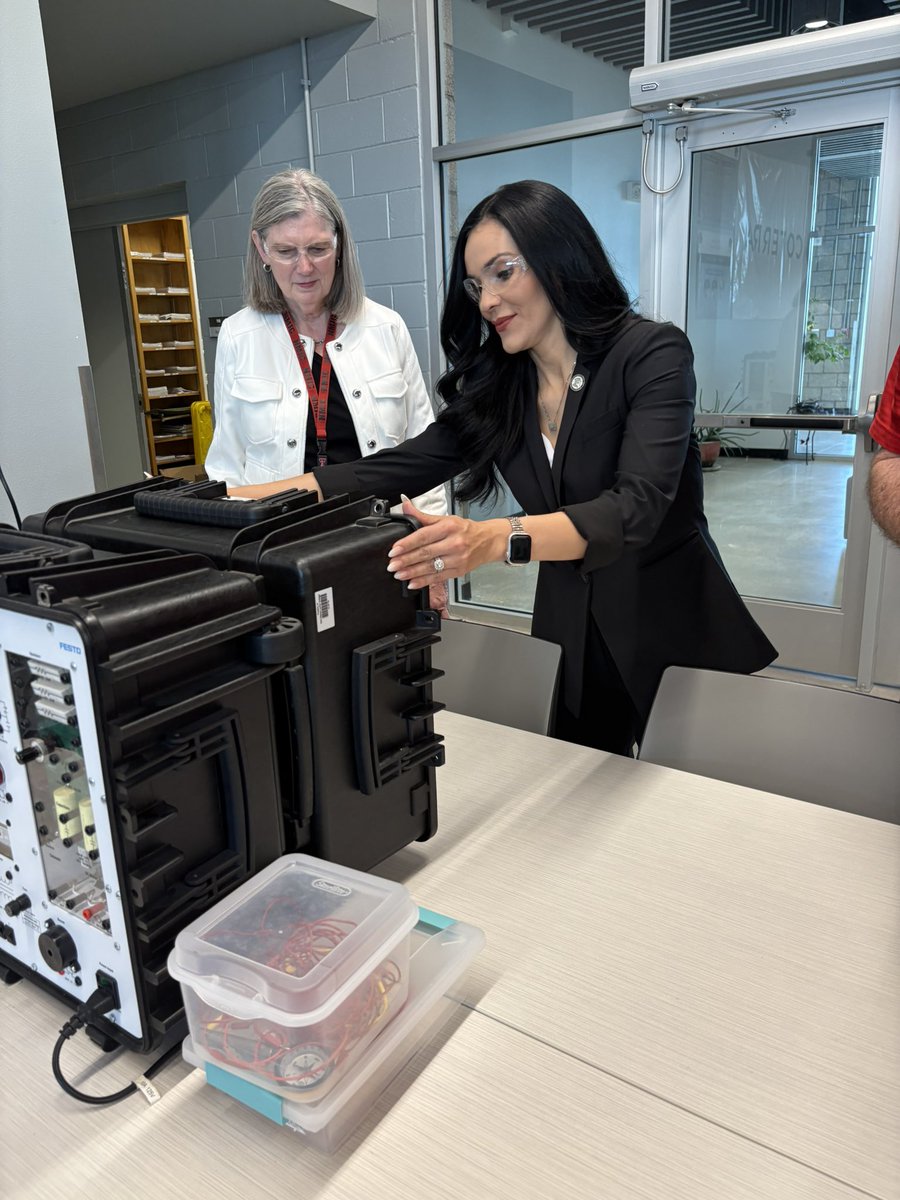 RepSenaCortez's tweet image. What a great time at NMJC with Dr. Mitchell. Special energy on campus! ✨ 

👥 Students Come First
🚀 Innovation &amp;amp; Growth
🏆 Nationally Recognized Excellence

The future is bright! #NMJC #StudentSuccess #Workforce