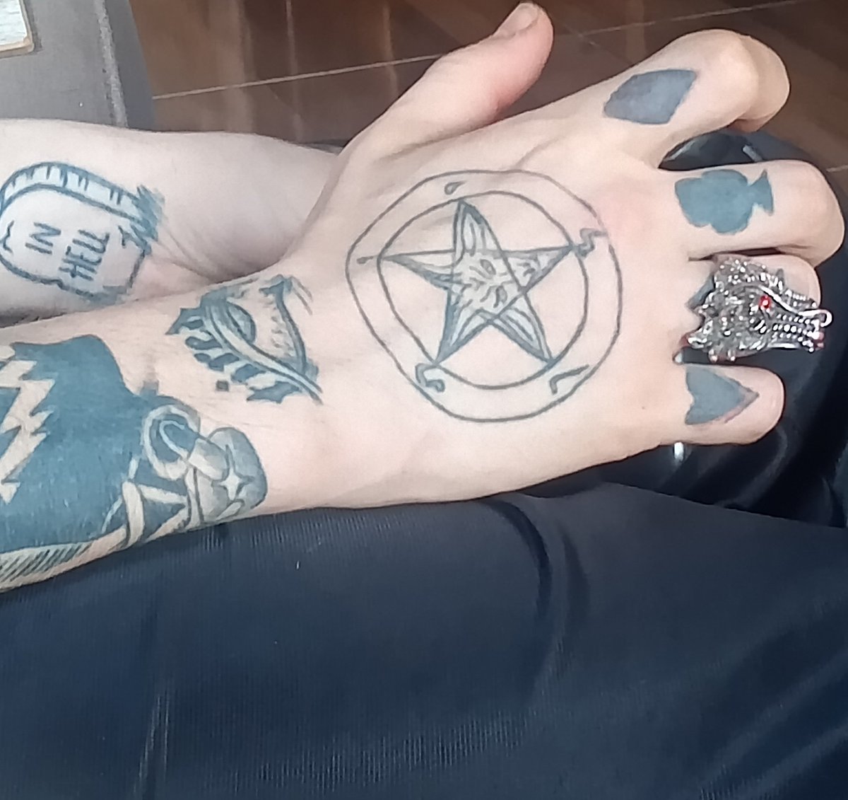 Lauhellween's tweet image. "Mas Laurel, teu marido não tem medo que tu seja ocultista? "

Meu marido: