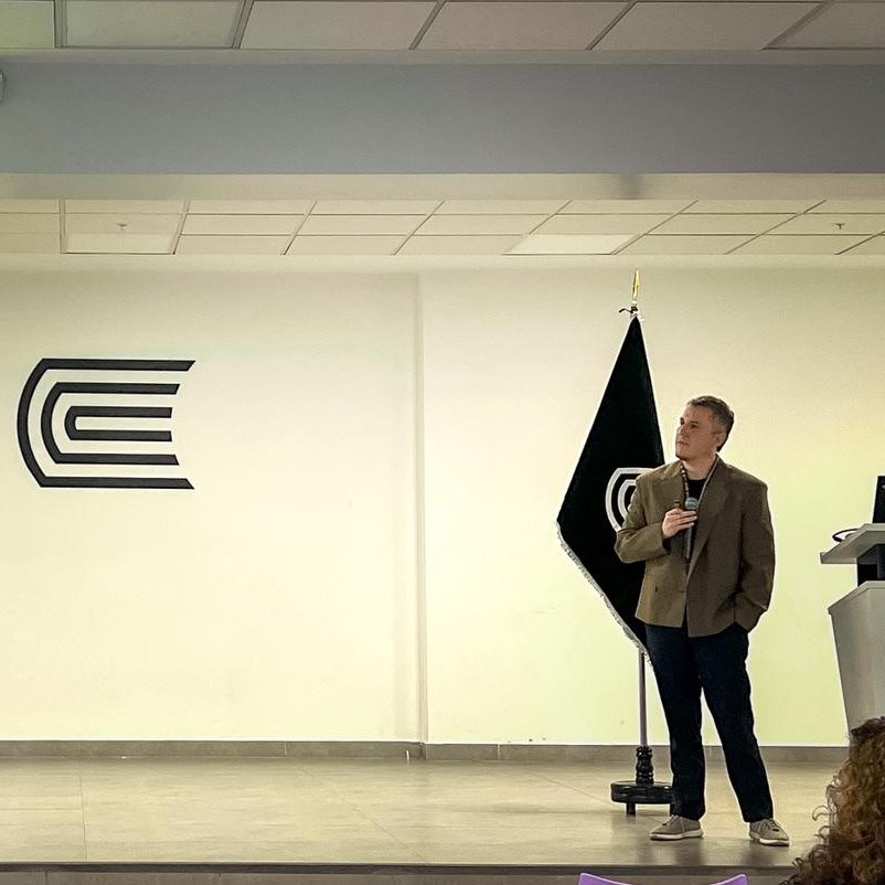 UdecBibliotecas's tweet image. #Vinculación. Este jueves, nuestro Jefe de Comunicaciones y #VcM, Eduardo Montaner, compartió la experiencia de vinculación con la comunidad de #BibliotecasUdeC durante el III Seminario Internacional de Bibliotecas Especializadas, realizado en la @UContinental de Cusco, Perú🇵🇪.