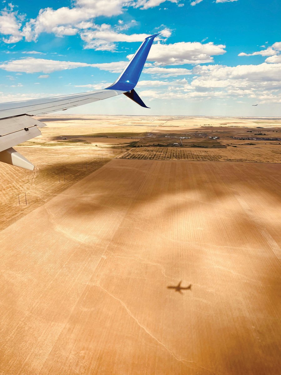 ALPAPilots's tweet image. A B-737 being chased by its shadow over the Great Plains on final approach to Denver International Airport. 

📸 Capt. Wil B. (@UnitedPilots)  

#FridayFeeling