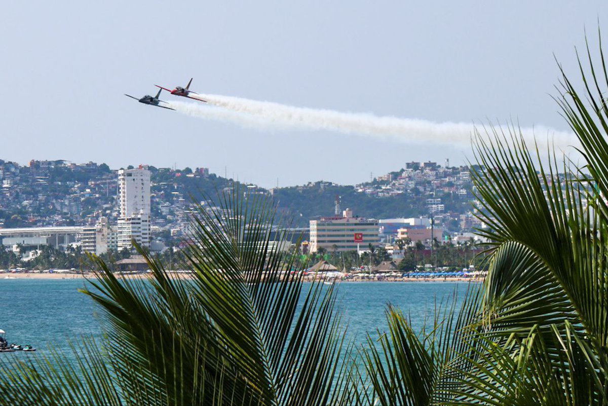 EvelynSalgadoP's tweet image. ¡El cielo de #Acapulco ya empieza a brillar! ✈️ Las pruebas del #AirShow2025 nos regalaron estas postales espectaculares que anuncian lo que viviremos este sábado y domingo en el #HogarDelSol. 🌅

La bahía, los pilotos y nuestros destinos están listos para recibir uno de los…