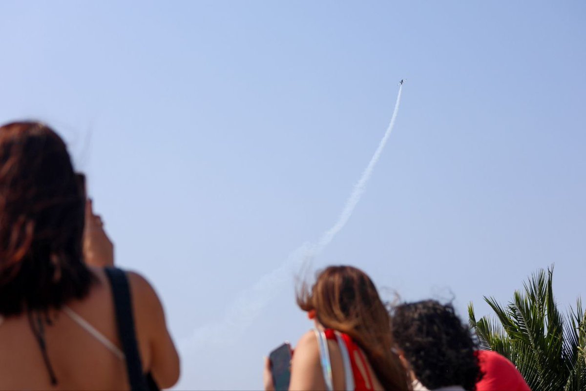 EvelynSalgadoP's tweet image. ¡El cielo de #Acapulco ya empieza a brillar! ✈️ Las pruebas del #AirShow2025 nos regalaron estas postales espectaculares que anuncian lo que viviremos este sábado y domingo en el #HogarDelSol. 🌅

La bahía, los pilotos y nuestros destinos están listos para recibir uno de los…