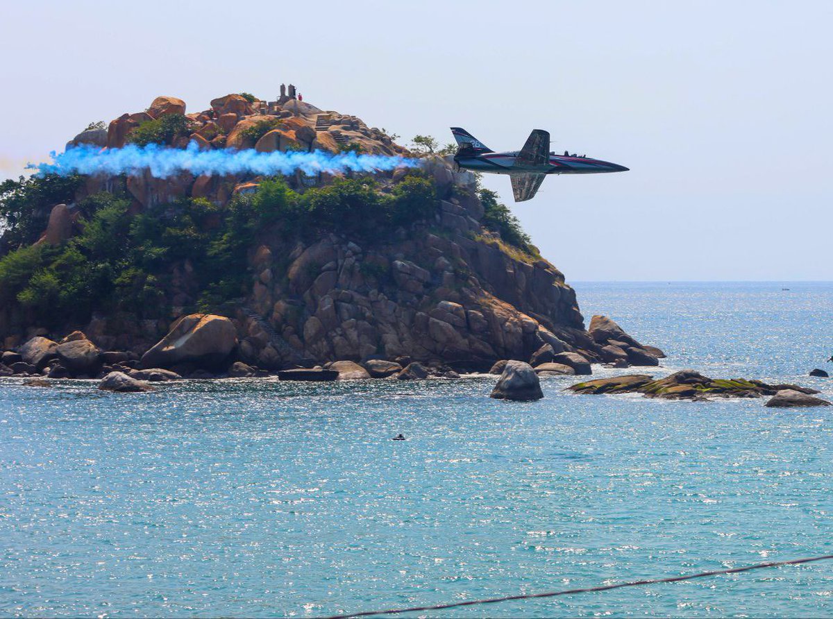 EvelynSalgadoP's tweet image. ¡El cielo de #Acapulco ya empieza a brillar! ✈️ Las pruebas del #AirShow2025 nos regalaron estas postales espectaculares que anuncian lo que viviremos este sábado y domingo en el #HogarDelSol. 🌅

La bahía, los pilotos y nuestros destinos están listos para recibir uno de los…