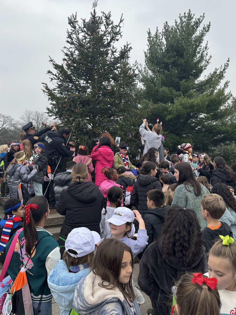 basdjacksilva's tweet image. At the Mayor’s Tree Decorating with Cops ‘N Kids and some festive Miller Heights and Freemansburg students! @BethlehemAreaSD #BASDcommunity