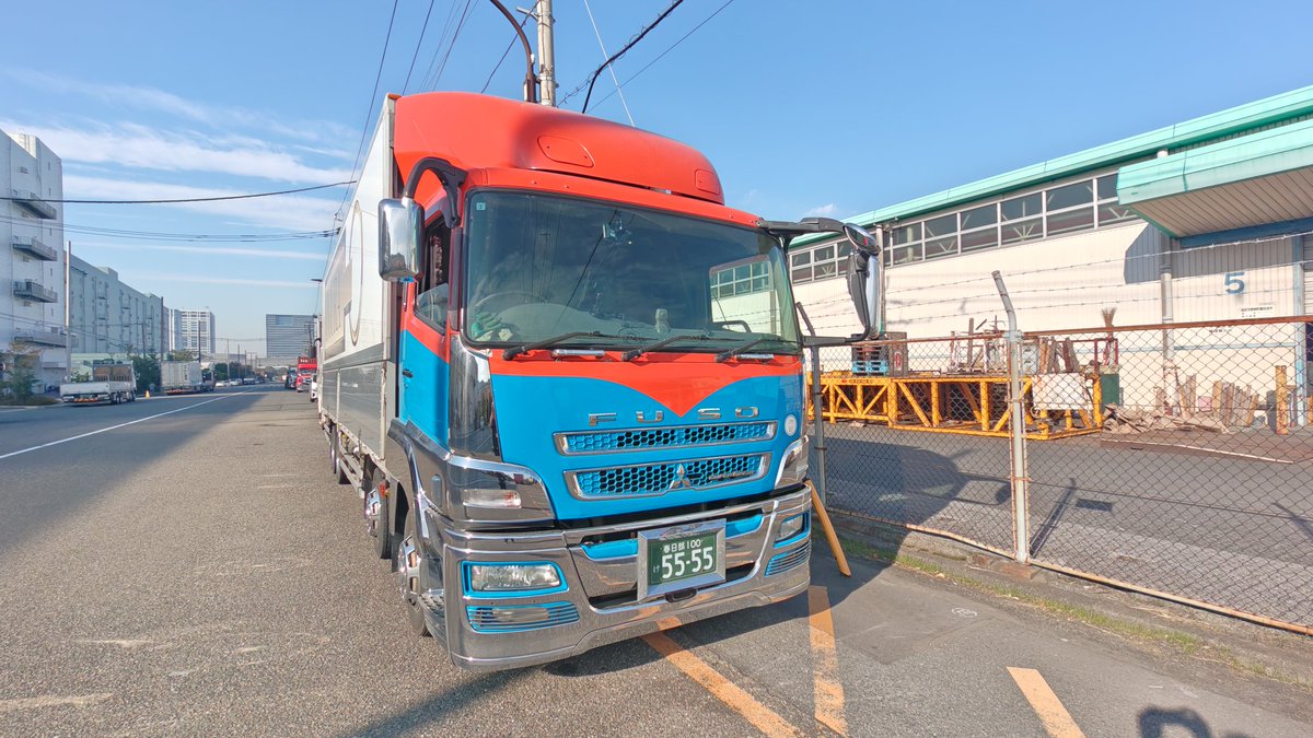 fire0840's tweet photo. 【本格始動．．．？】
一昨日(11/20)から、１人乗務を開始しました。
フォークリフトの免許も取得し、荷役、そして目的地へ走行。
まだまだ覚えることもたくさんあって、諸先輩方にお世話になりながら、オシゴト、再スタートです。

画像は、我が相棒。 https://t.co/6ylbAEvOcH
