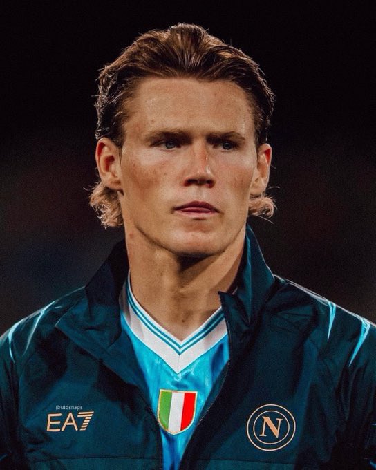 UTDTrey's tweet image. WTF is Napoli feeding them