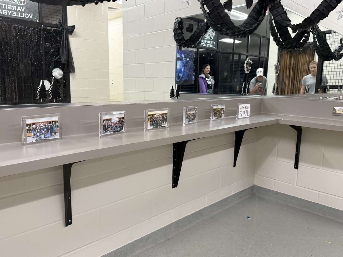 cphsvb2018's tweet image. State Bound Parents excelled once again on our hype for getting us game ready! So creative &amp;amp; always amazing. Loved all of our daily surprises. We 🫶🏻 you guys. Thanks for all the support &amp;amp; love. Let’s GO 💚🐺#CPProud #TheStandard #ForthepackWiththepack