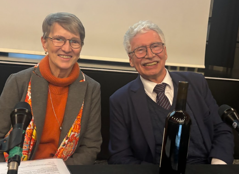 OEGG_CH's tweet photo. Danke an Susanne und Eduard Strauss und der Deutschen Schule Genf für den tollen Musikvortrag "Familie Strauss auf Reisen"! Wir freuen uns auf den ersten Wiener Opernball in Genf, unseren fünften @balviennoisgva, Samstagabend im Grand Théâtre. Wir sind ausverkauft – All sold out! https://t.co/FPCEmBh3G5