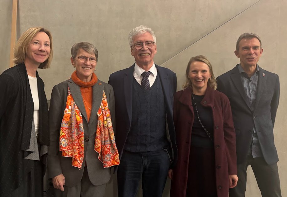 OEGG_CH's tweet photo. Danke an Susanne und Eduard Strauss und der Deutschen Schule Genf für den tollen Musikvortrag "Familie Strauss auf Reisen"! Wir freuen uns auf den ersten Wiener Opernball in Genf, unseren fünften @balviennoisgva, Samstagabend im Grand Théâtre. Wir sind ausverkauft – All sold out! https://t.co/FPCEmBh3G5