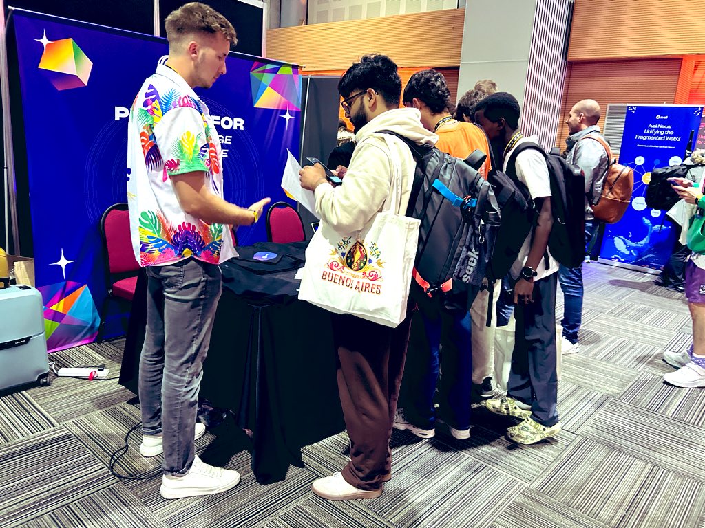 OasisProtocol's tweet image. Great energy from the first wave of hackers at @ETHGlobal ! 

The team is supporting builders throughout the day.