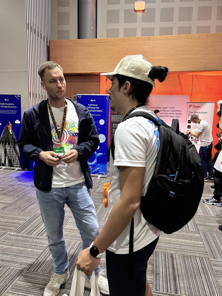 OasisProtocol's tweet image. Great energy from the first wave of hackers at @ETHGlobal ! 

The team is supporting builders throughout the day.