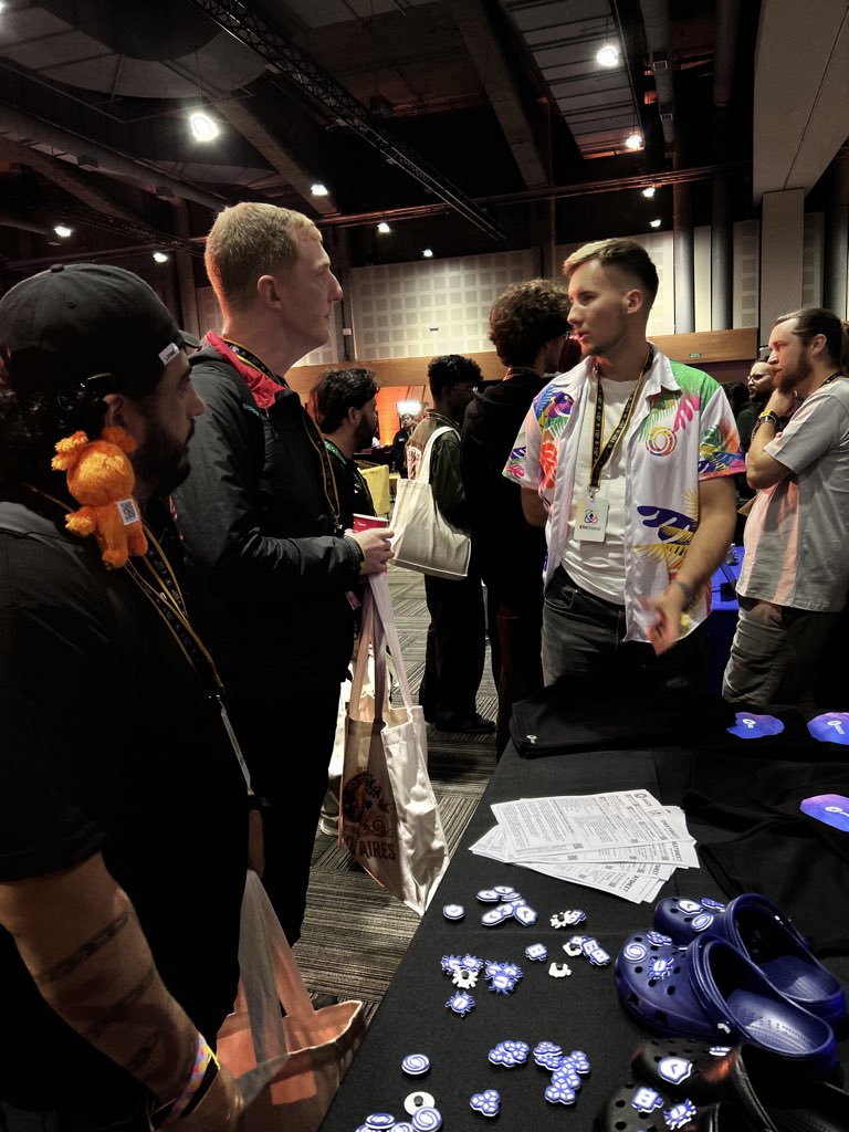 OasisProtocol's tweet image. Great energy from the first wave of hackers at @ETHGlobal ! 

The team is supporting builders throughout the day.