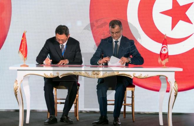 #Tunisia: The Health Minister announced Friday the signing of 3 new health agreements with #China on joint cardiac &amp; urology centres, advanced surgical buses &amp; AI in healthcare, as the Forum on Development of #Sino- #African Medicine kicked off in #Tunis. #TAP_En