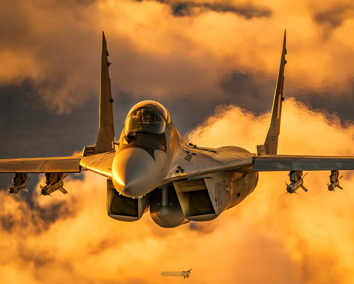 m_gawronski's tweet image. Gdy nadchodzi ten moment... w którym MiG-29 zdaje się z rozmachem otwierać weekend to... nawet chmury ustawiają się w równym szyku, by godnie przywitać te dwa dni... wolności 😄✈️🌅✨

#gawronsky #WeekendMode #MiG29 #SunsetVibes #Lotnictwo #MilitaryAviation #AviationPhotography