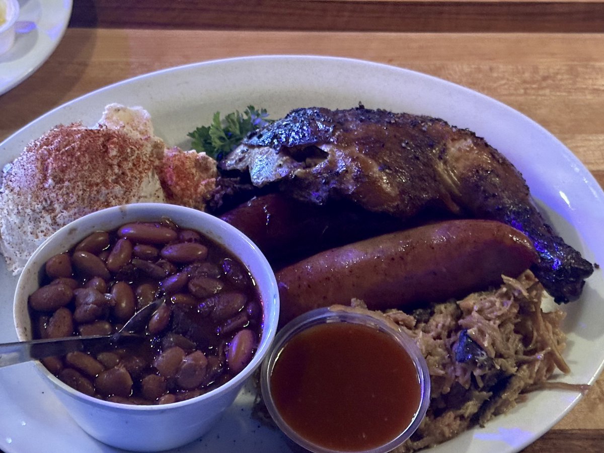 kingtobster1988's tweet photo. @countylinealbq #summersausage #bbqchicken🍗 #pulledporkbbq #bbqbeans #potatosalad🥔 https://t.co/5iYktbhVrO